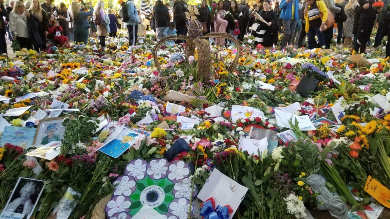 El tributo floral de Green Park sumaba miles de ramos por todos los rincones.