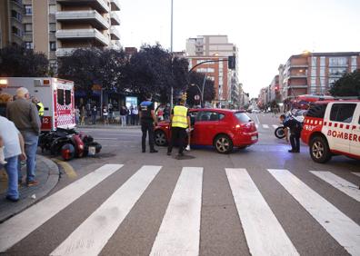 Imagen secundaria 1 - Herido un motorista de 74 años tras colisionar contra un coche en Gijón