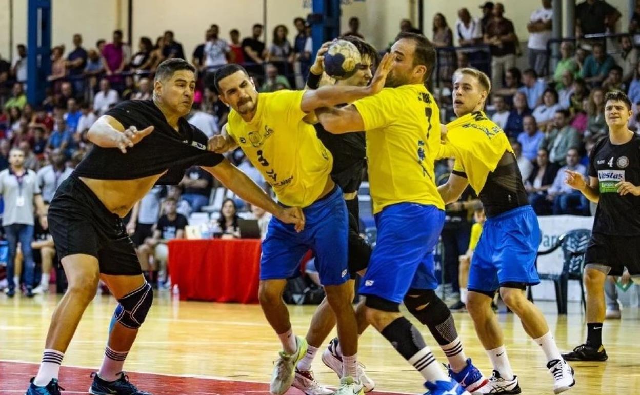 Rolando Uríos (i), durante un partido con el Ciudad Real. 