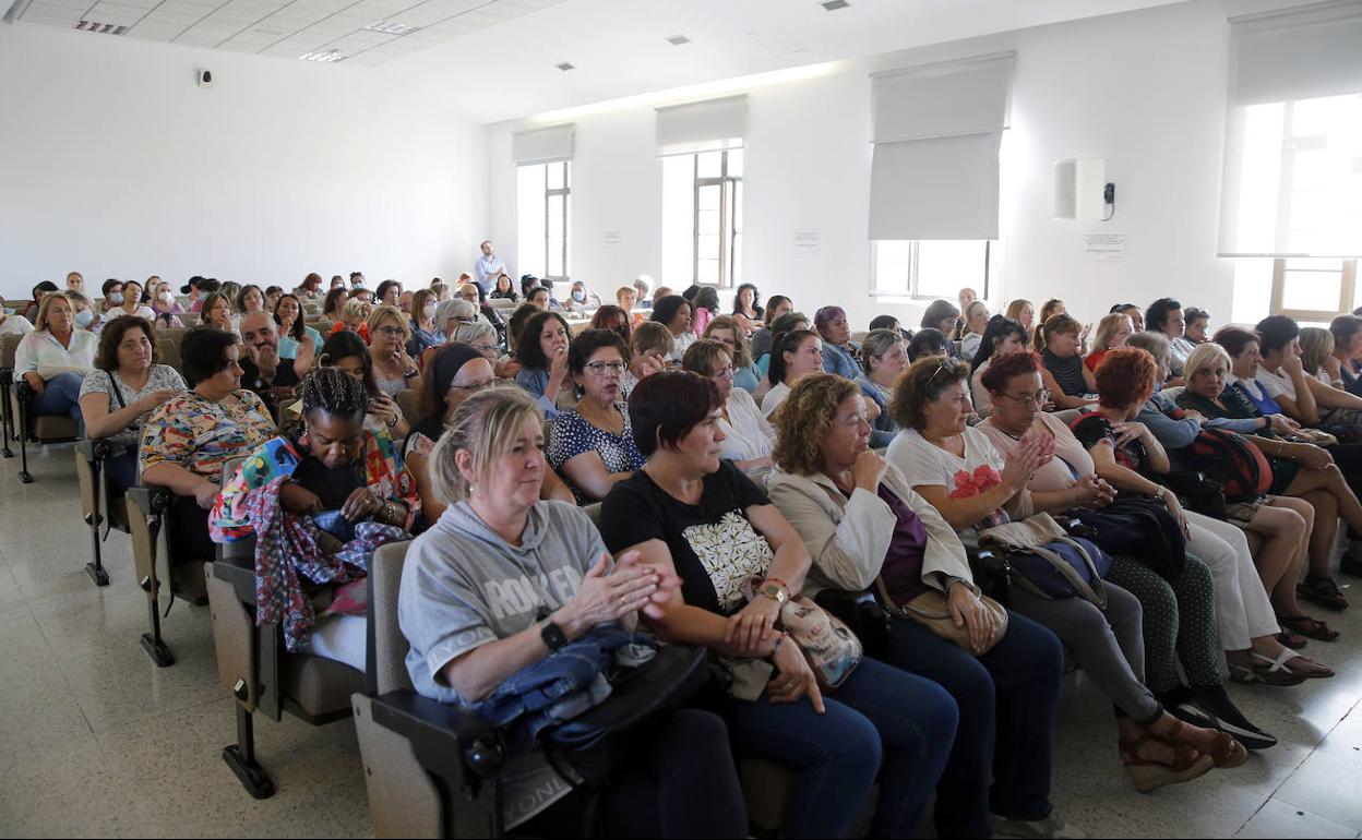 Las trabajadoras, en El Coto, en una de las asambleas celebradas este martes en varias localidades de Asturias para votar la propuesta del SASEC.