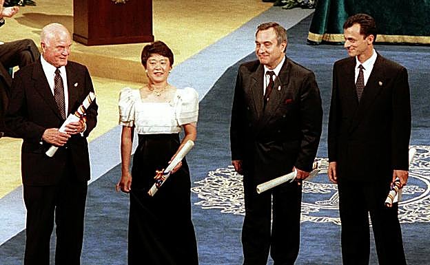 Los astronautas John Glenn, Chiaki Mukai, Valery Poliakov y Pedro Duque en la entrega de los Premios Príncipe de Asturias en 1999. 