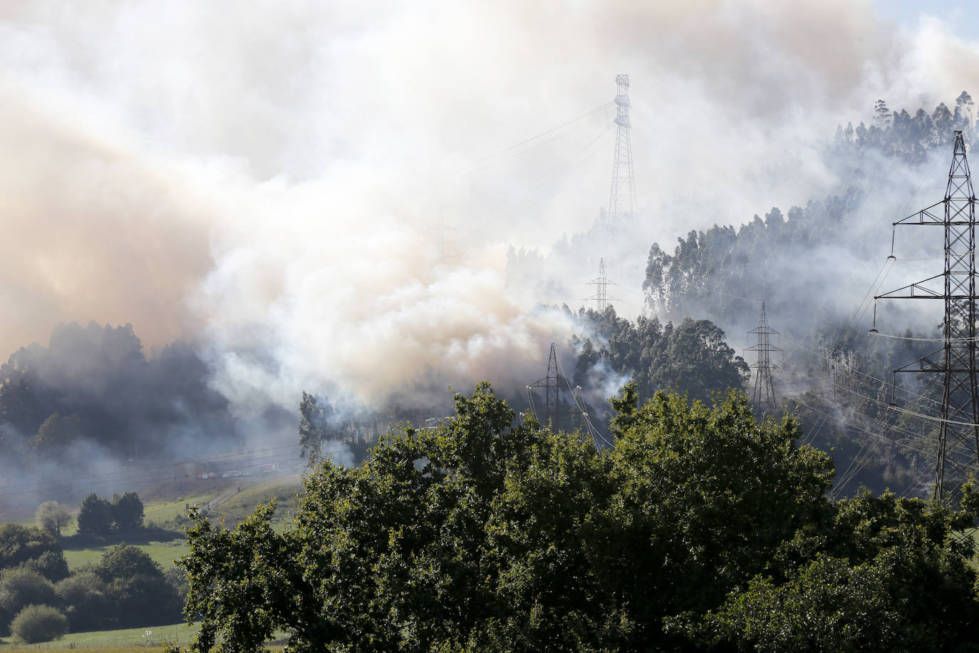 Fotos: Nuevo incendio en el Monte Areo próximo a varias viviendas