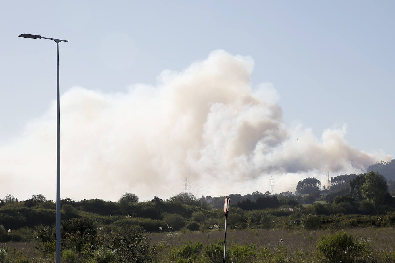 Fotos: Nuevo incendio en el Monte Areo próximo a varias viviendas