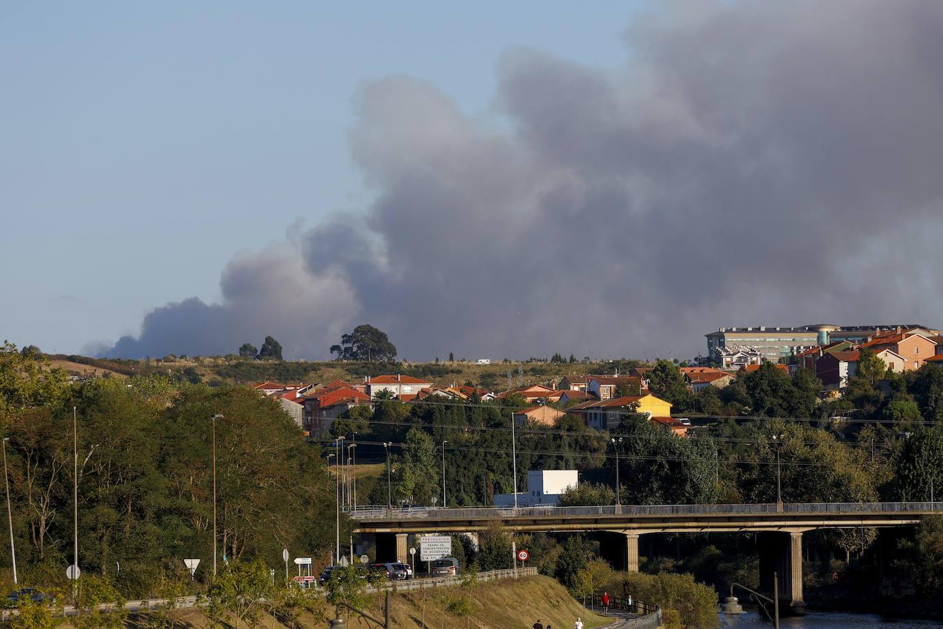 Fotos: Nuevo incendio en el Monte Areo próximo a varias viviendas