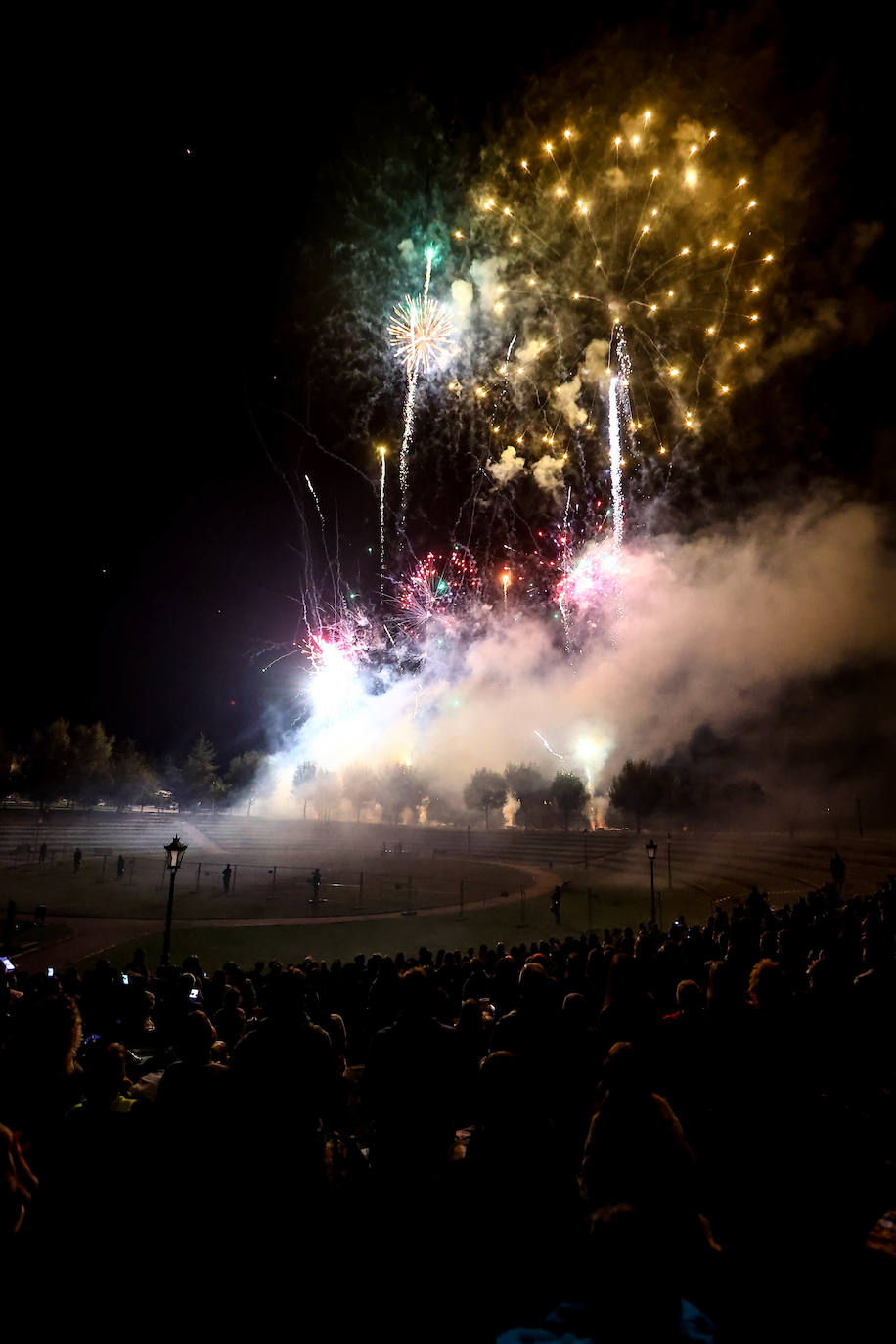 Fotos: Fuegos para una multitud en San Mateo