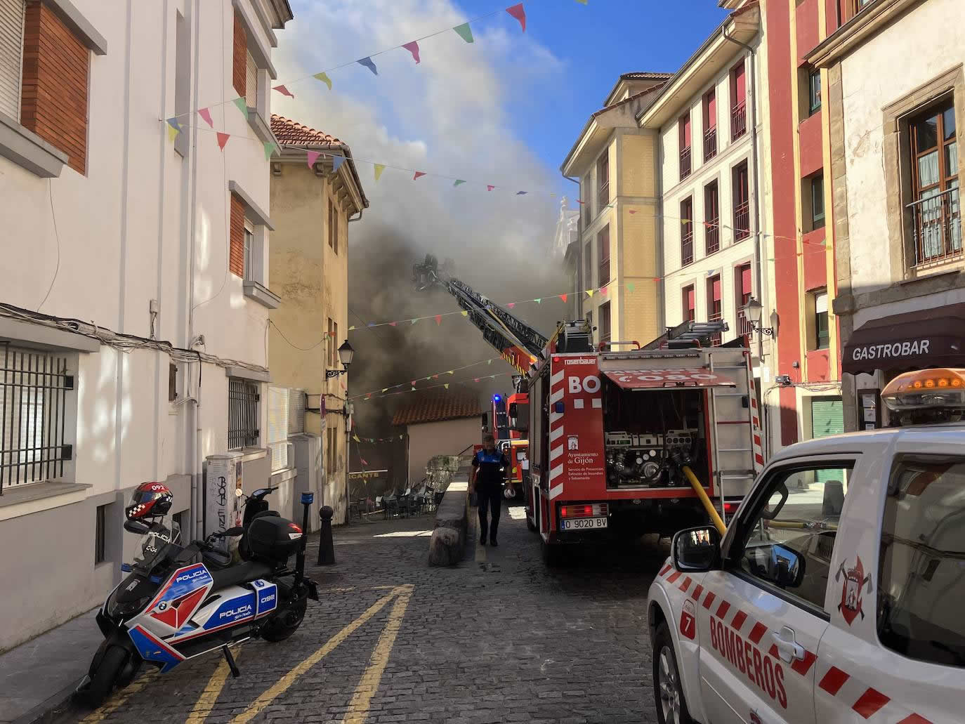 Fotos: Espectacular incendio en Cimadevilla