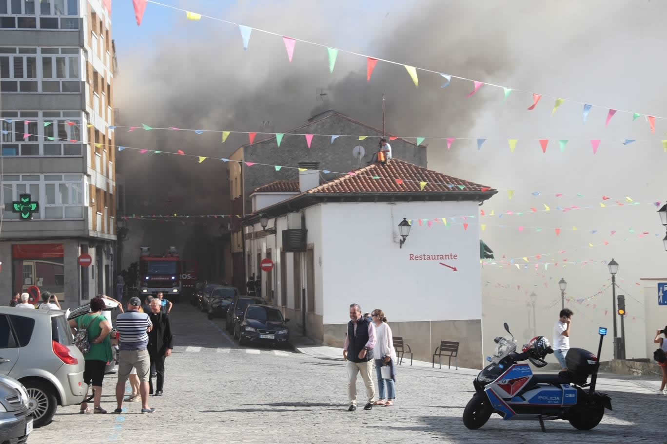 Fotos: Espectacular incendio en Cimadevilla