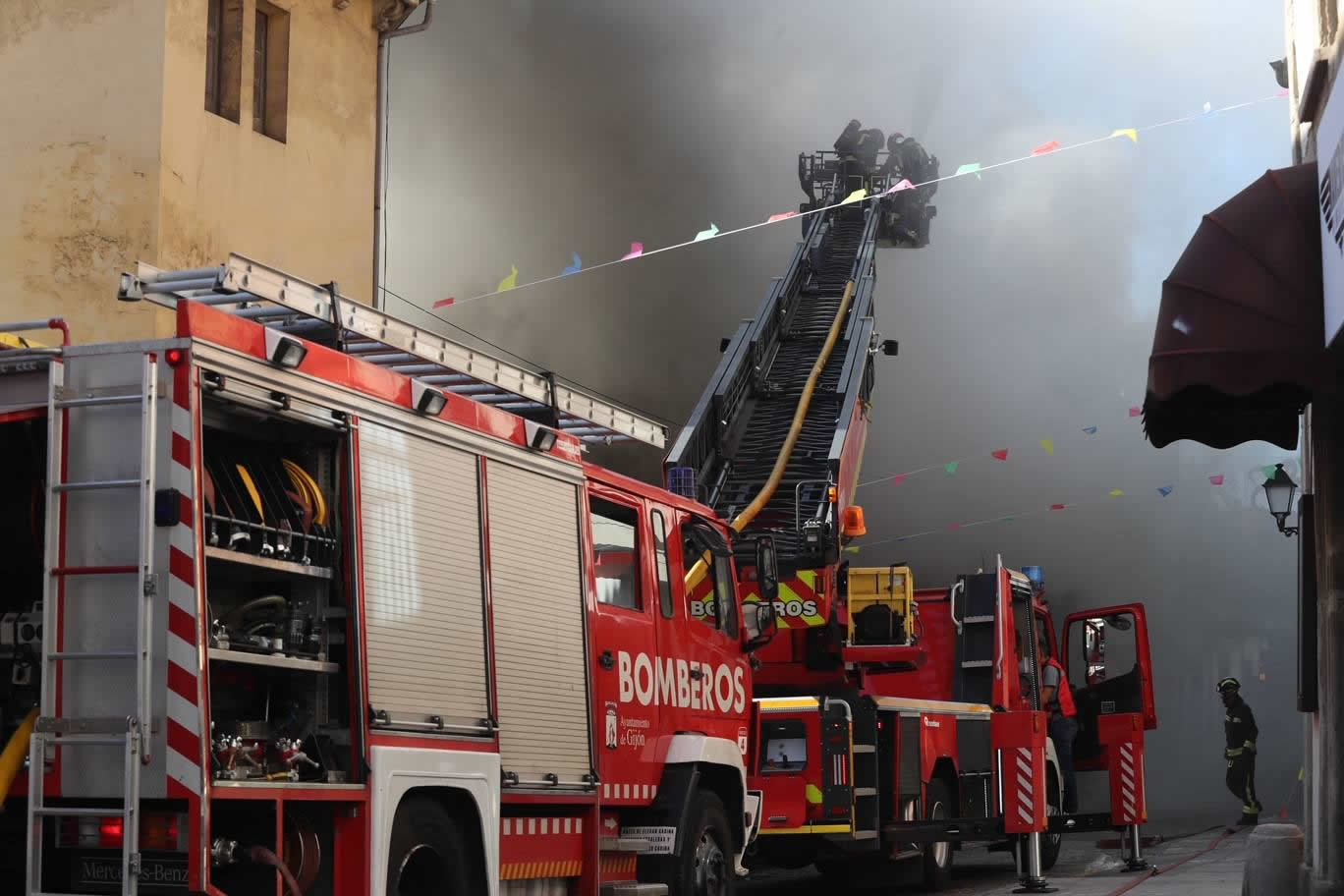 Fotos: Espectacular incendio en Cimadevilla