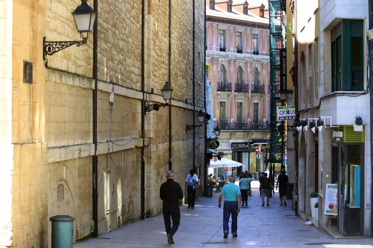 Varias personas pasean por la calle Jesús, donde se produjo la agresión sexual en agosto de 2020. 