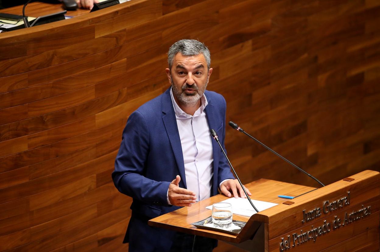 Alejandro Calvo gesticula durante su segunda intervención en debate con Álvaro Queipo. 