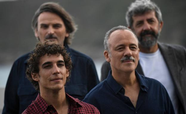 Miguel Herrán y Javier Gutiérrez, en primer plano, protagonistas de 'Modelo 77', y Fernando Tejero y el director Alberto Rodríguez detrás, en San Sebastián.