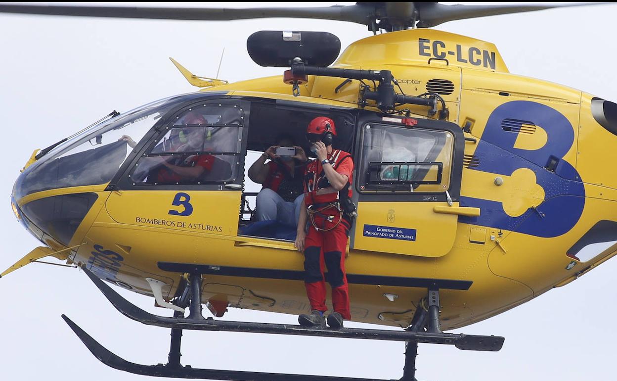 Un helicóptero del Grupo de Rescate de Bomberos de Asturias. 