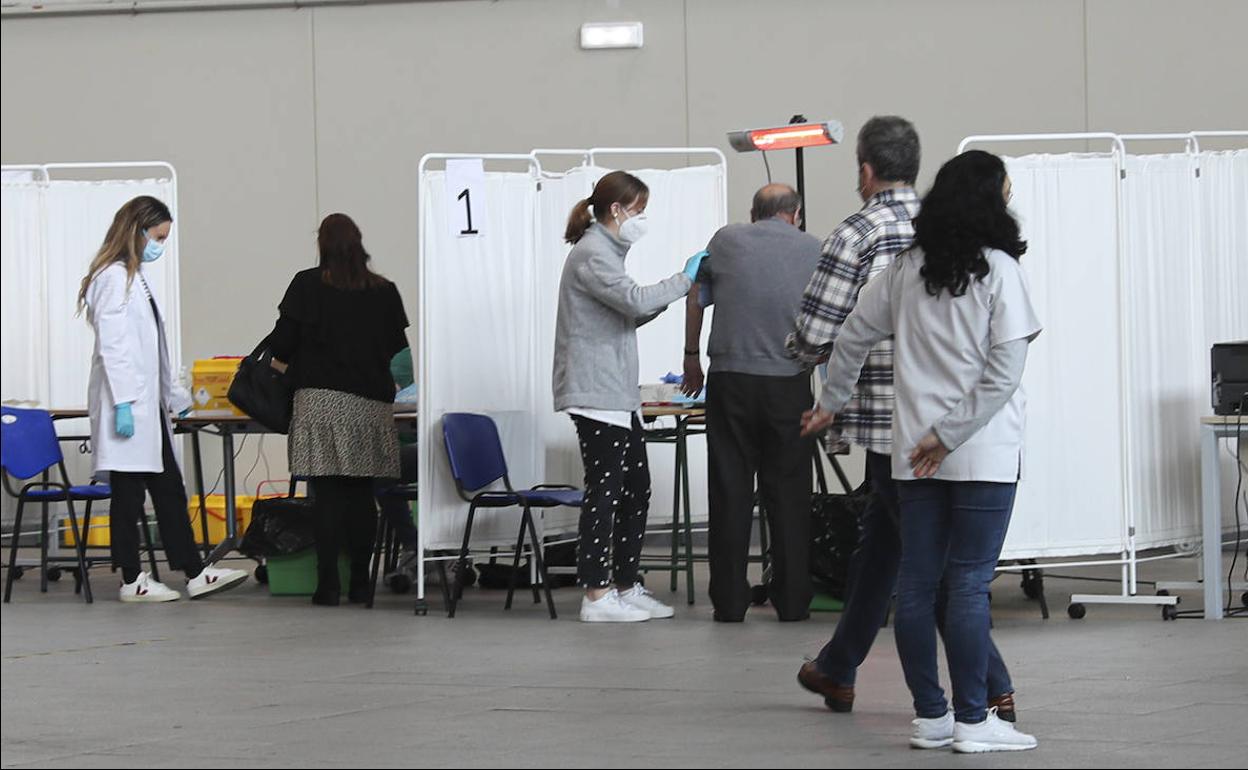 Vacunación contra el coronavirus en el Palacio de los Deportes de Gijón. 