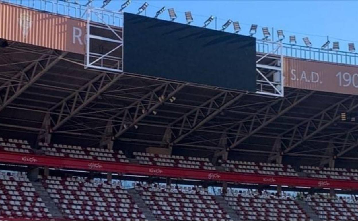 Imagen del videomarcador situado ya en las alturas de la grada Norte de El Molinón. 