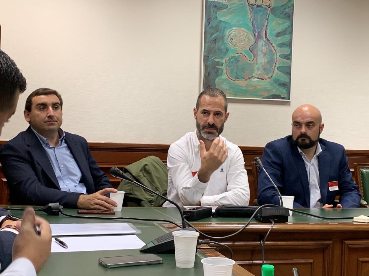 Roberto Morís, Ángel García y Víctor Villa, ayer, en el Congreso. 