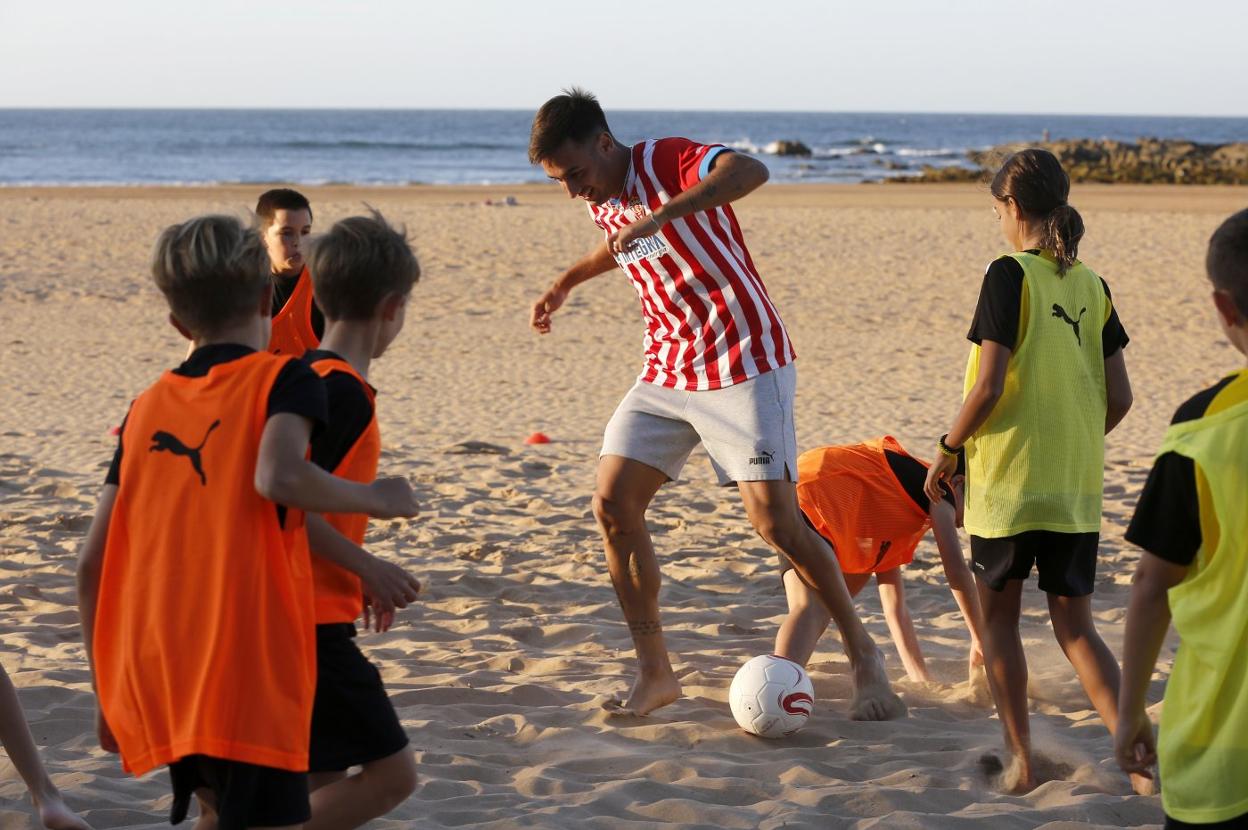 Pedro, en la disputa de un balón, entre varios rivales. 