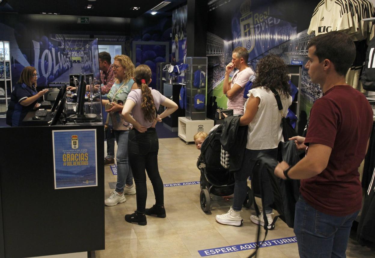 Aficionados retirando las entradas para Lugo. 