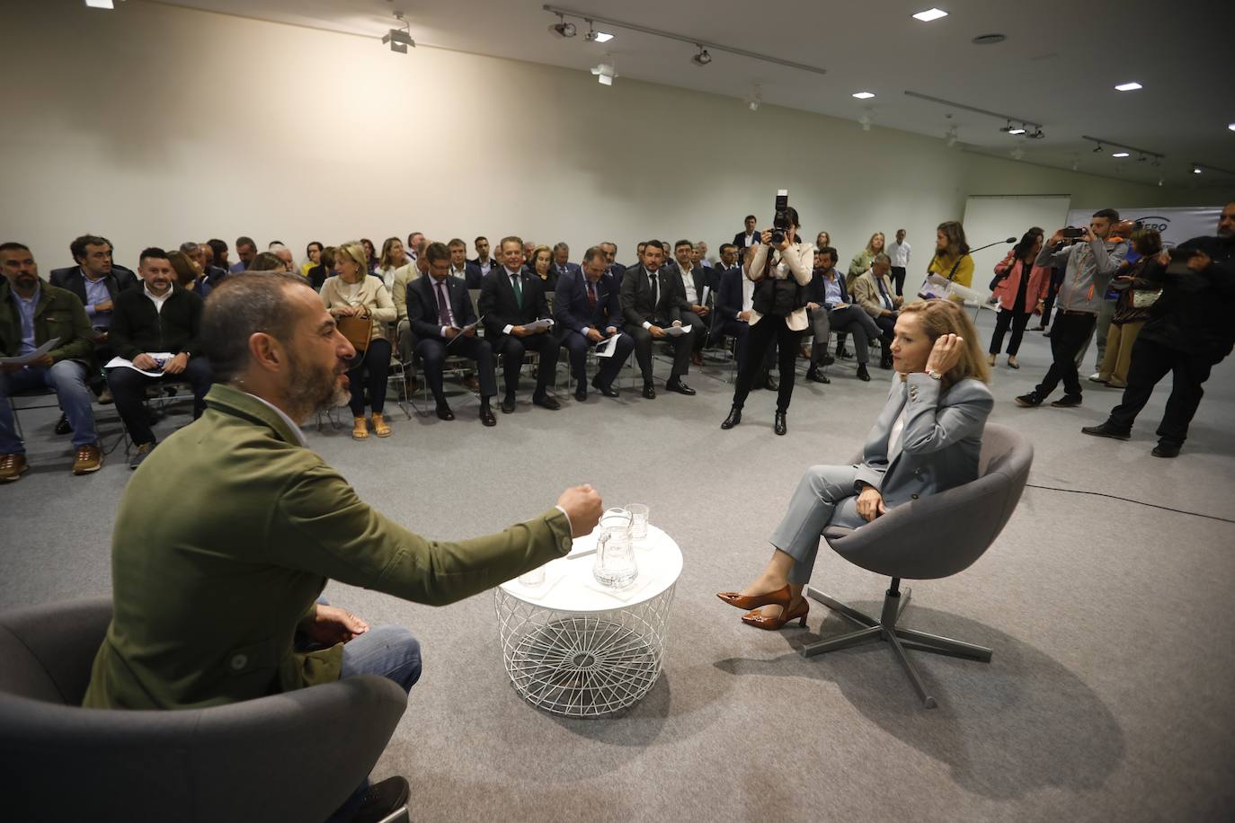 La ministra y el alcalde sierense, durante el encuentro con empresarios, en la Casa de Cultura de Pola de Siero. 