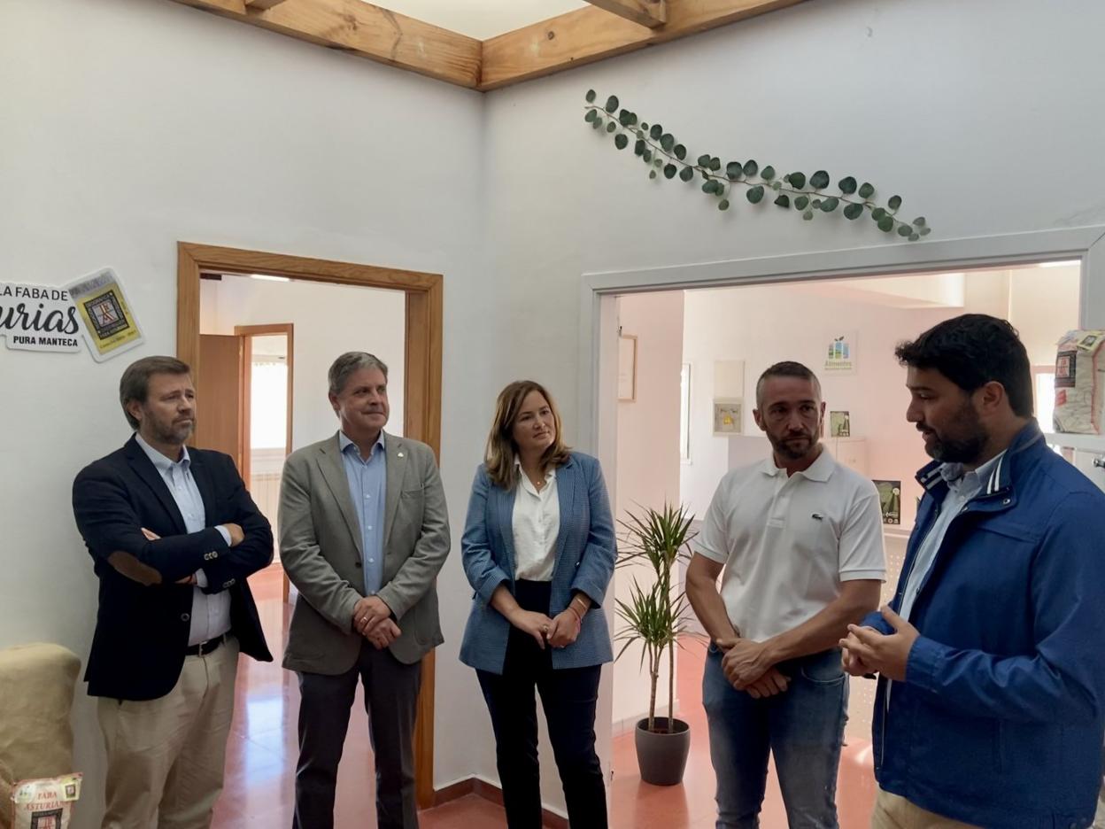 El director de Agricultura y Pesca en la Delegación de Gobierno, Enrique Rodríguez Nuño; el responsable de Medio Rural de Caja Rural Asturias, Javier Nievas; la directora general de Agroalimentación, Begoña López; el presidente de la IGP, Sergio Suárez; y el alcalde de Valdés, Óscar Pérez, en la nueva sede de la IGP. 