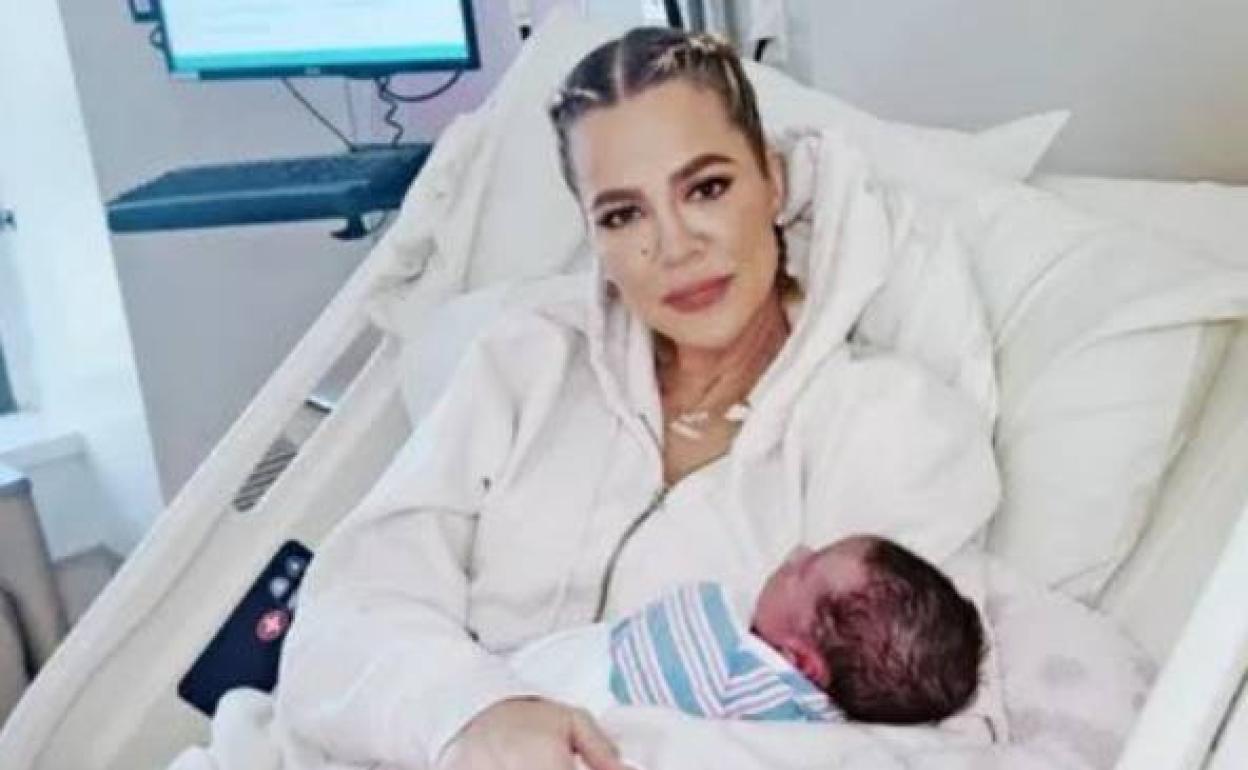 Kloé Kardashian, junto al bebé que ha tenido por gestación subrogada. 