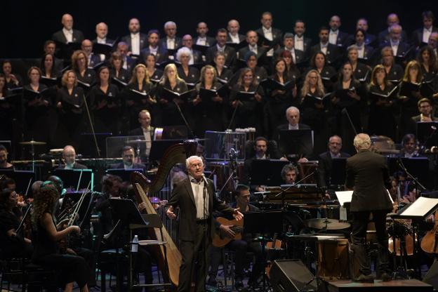 Víctor Manuel, arropado por la OSPA y el Coro de la Fundación Princesa, en el concierto que ofreció anoche en el Teatro de la Laboral. 