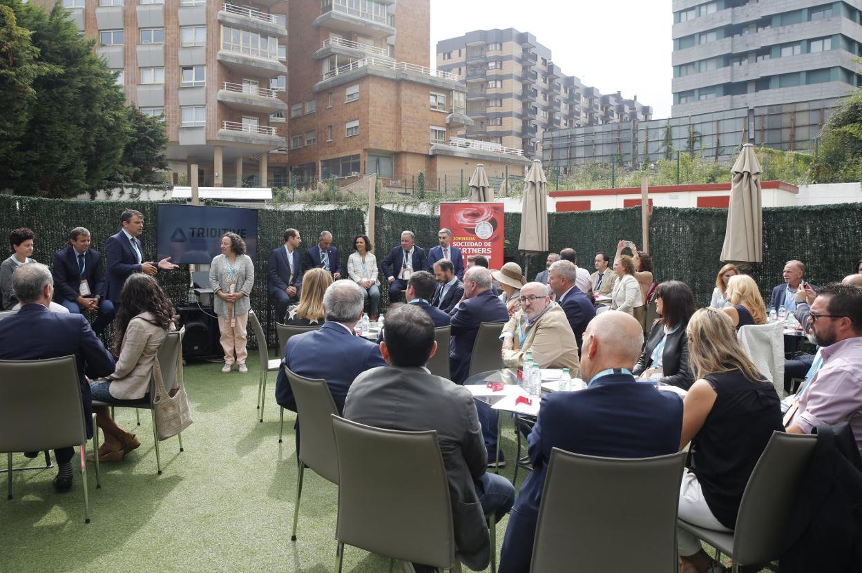 El director de la EPI, Juan Carlos Campo, se dirige a los representantes de las empresas y organizaciones colaboradoras de la Escuela en presencia de la vicerrectora de Transferencia y Relaciones con la Empresa, Begoña Cueto, y su equipo directivo al completo. 