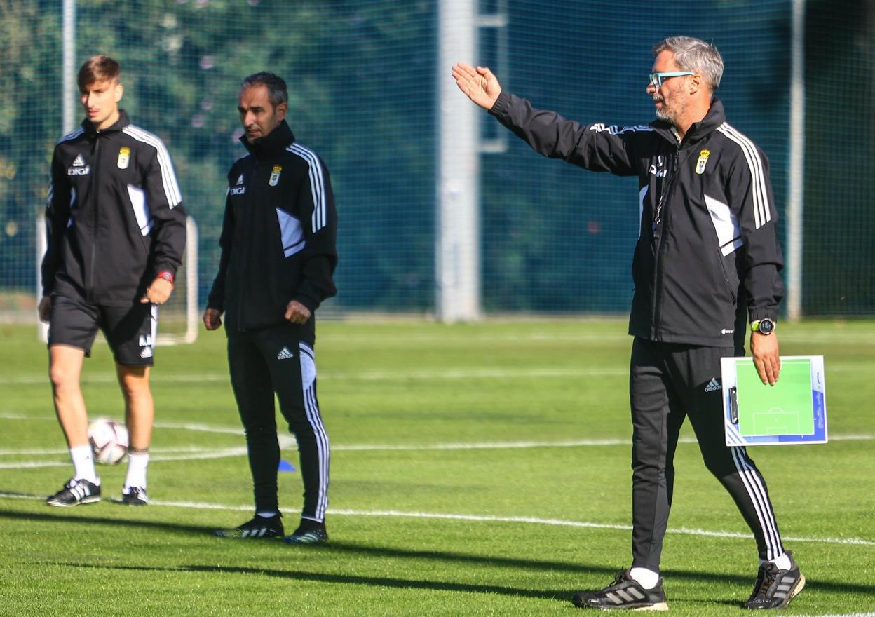 Jon Pérez 'Bolo' da instrucciones durante un entrenamiento.