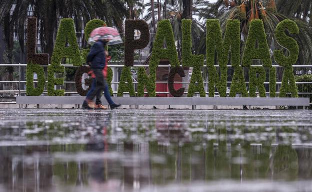 La lluvia descargó durante todo el sábado en la capital grancanaria, aunque sin causar grandes incidencias.