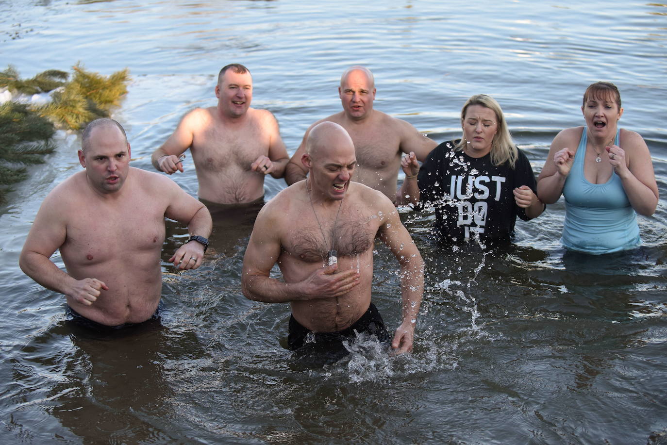 A los baños de agua fría se le achacan beneficios para la salud física y mental pero las investigaciones no lo tienen claro 