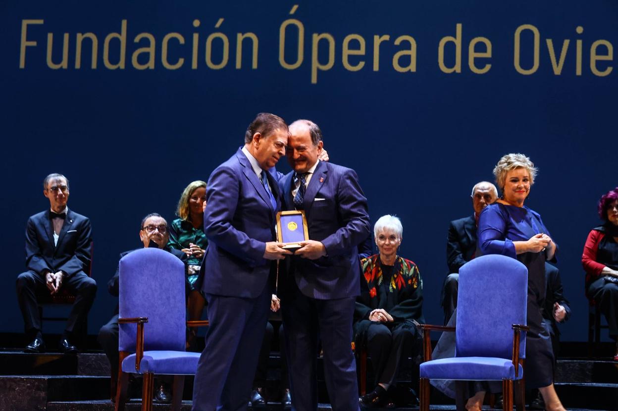 El alcalde, Alfredo Canteli, entrega al presidente de la Fundación Ópera de Oviedo, Juan Carlos Rodríguez-Ovejero, la Medalla de Oro. 