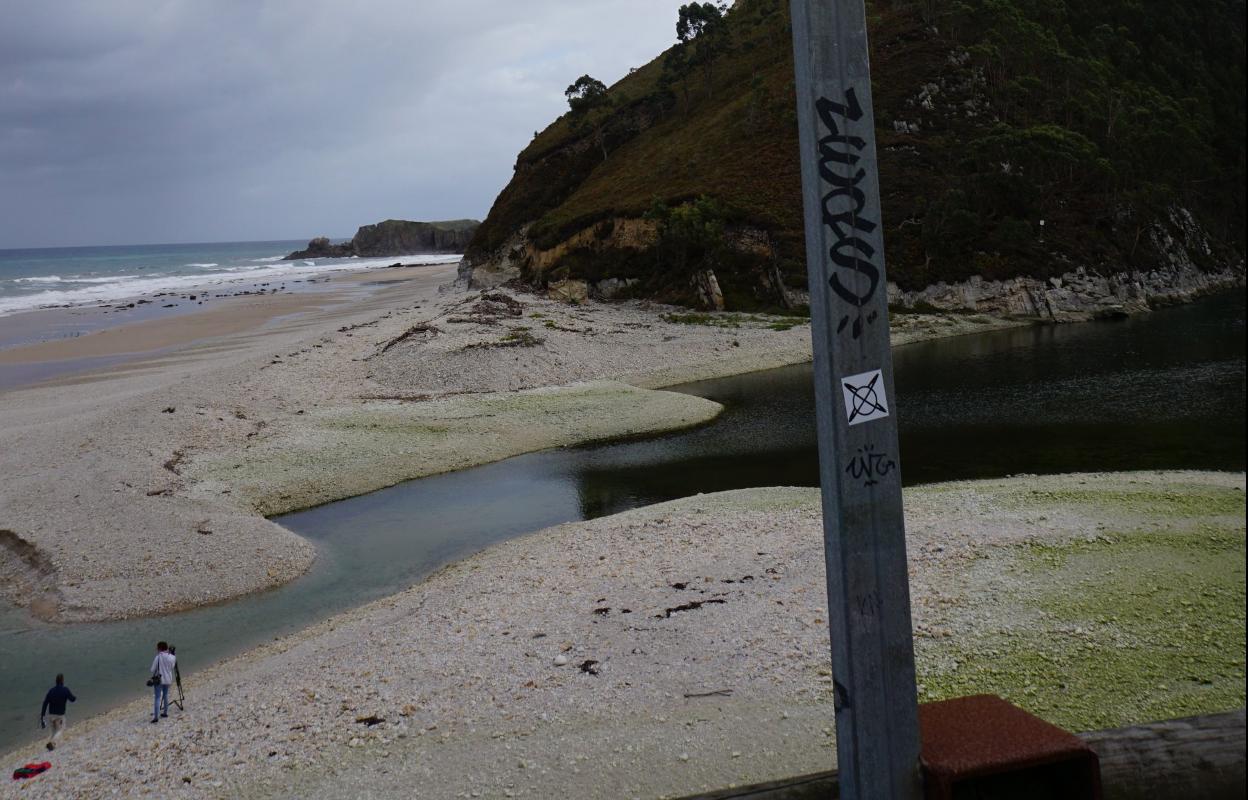 Cartel que señala la desembocadura, donde se produjo el siniestro. 