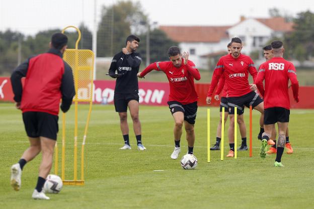 Jony, durante el entrenamiento de ayer, en Mareo.