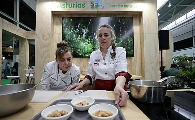 Las guisanderas Mary Fernández e Yvonne Corral, en La Coruña.