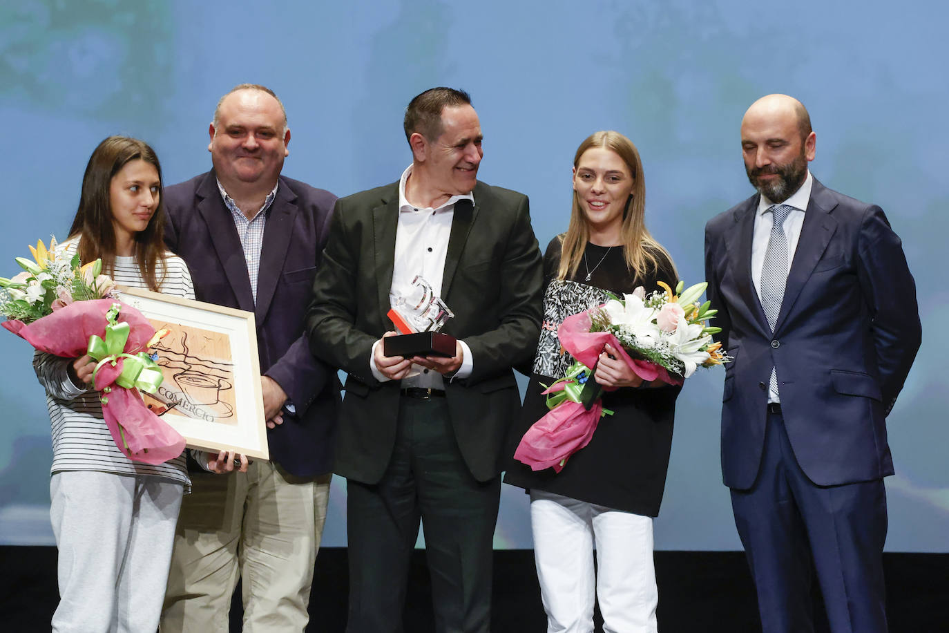 Daniel Fernández y Diego Oliveira entregaron el premio de Expoacción a Jorge González y dos refugiadas ucranianas.