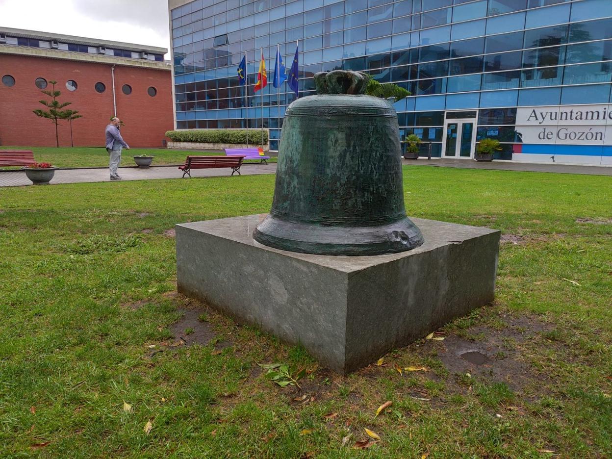 La campana está situada como monumento frente a la Casa Consistorial. 