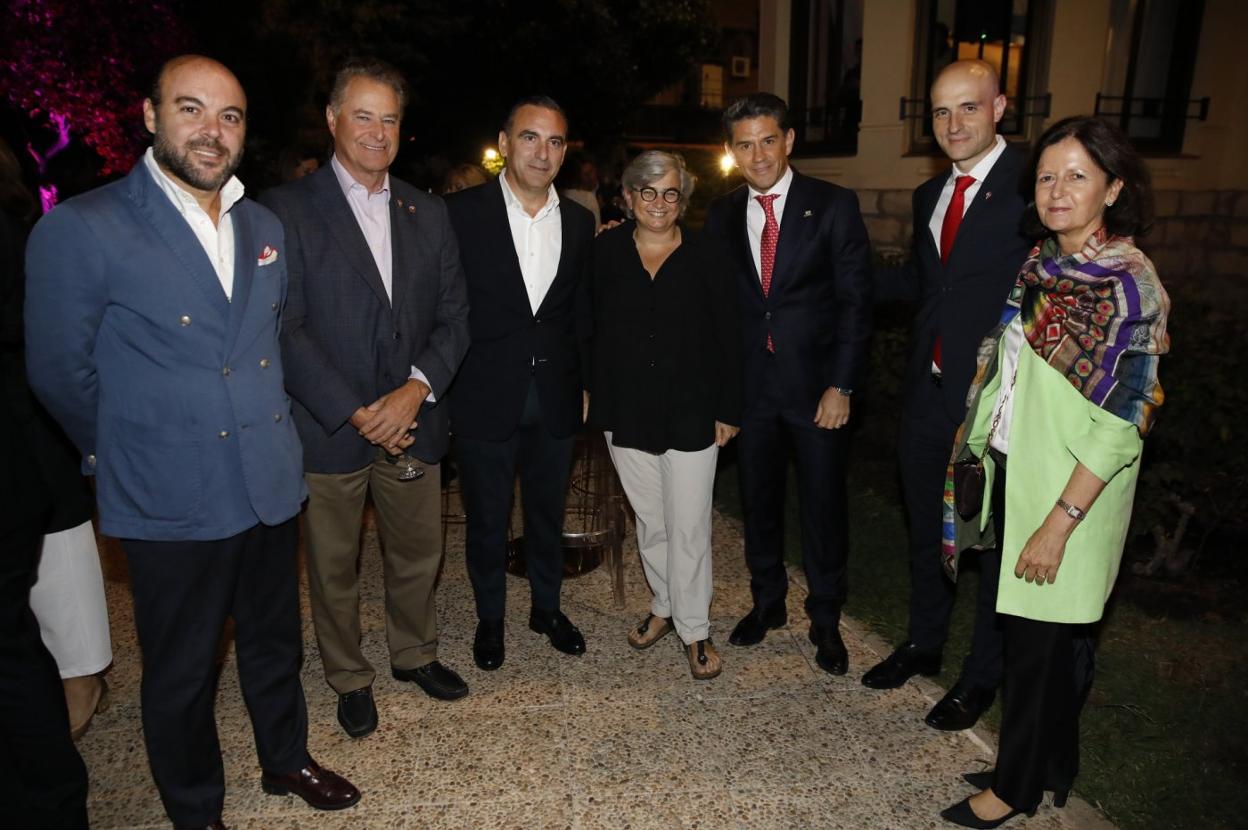 Por la izquierda, Juan Manuel Ballesteros, director comercial en Asturias de Banco Santander; Félix Baragaño, presidente de la Cámara de Comercio de Gijón, Manuel Iturbe, director territorial de Asturias y Cantabria de Banco Santander; la alcaldesa Ana González; Alejandro Irarragorri, presidente de Orlegi; David Guerra, presidente ejecutivo del Sporting, y Susana Pliego, de la Casa de México en España. 