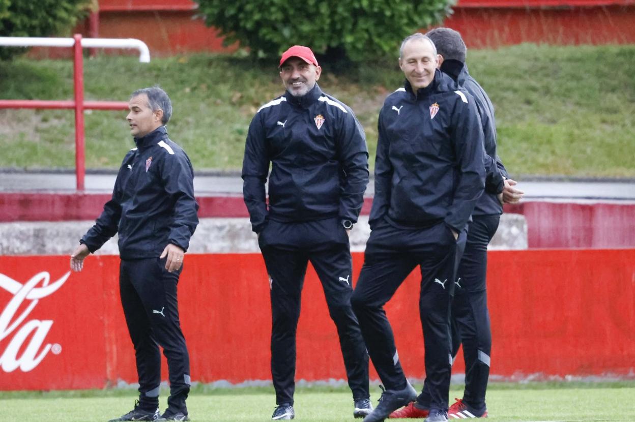 Abelardo, con su cuerpo técnico, durante la última sesión de la semana en Mareo. 