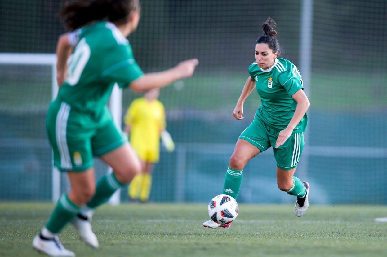 La jugadora del Oviedo Ana Buceta, durante un partido con su equipo. 