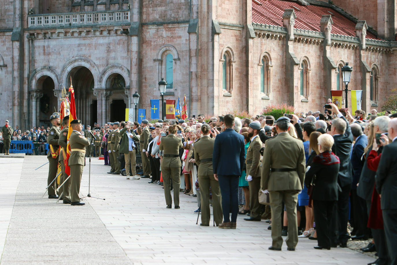Fotos: Multitudinaria jura de bandera civil en Covadonga