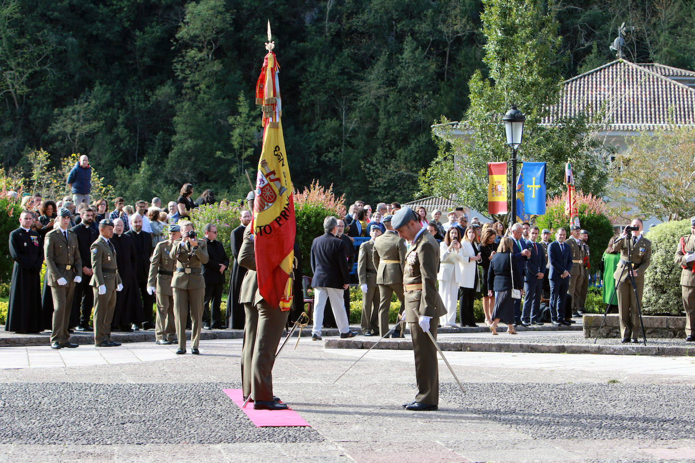 Fotos: Multitudinaria jura de bandera civil en Covadonga