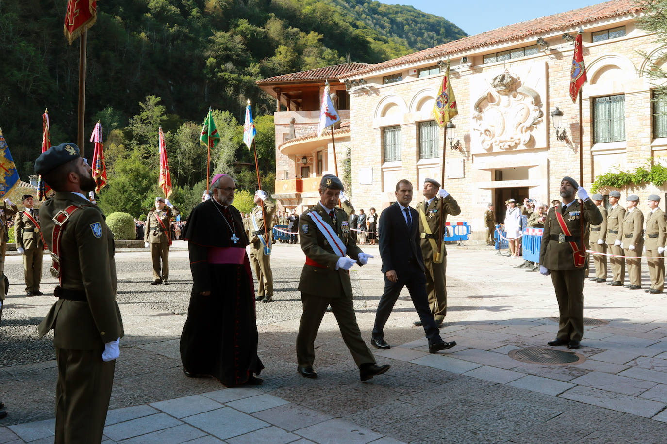 Fotos: Multitudinaria jura de bandera civil en Covadonga