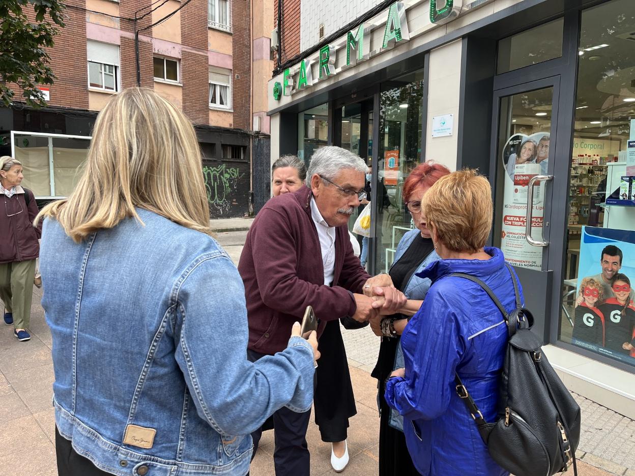 Floro en su visita a comercios de La Calzada. 