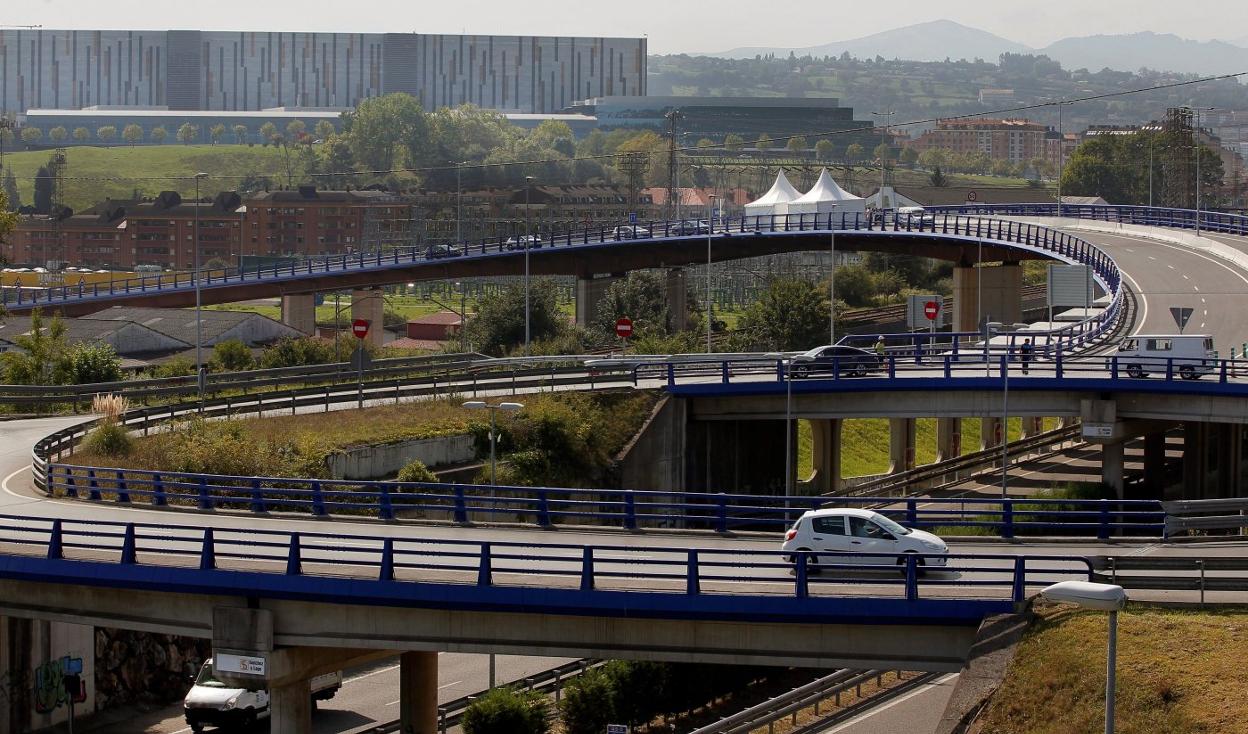 Acceso al HUCA desde la AS-II, la autovía autonómica cuyo tráfico deja más afectados por ruido. 