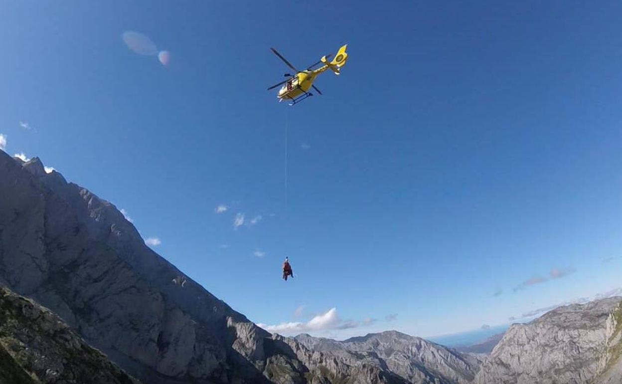 Un helicóptero de los Bomberos trasladó al herido. 