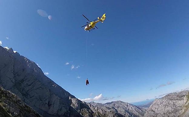 Evacúan en helicóptero a un senderista que se cayó en una ruta en Cabrales
