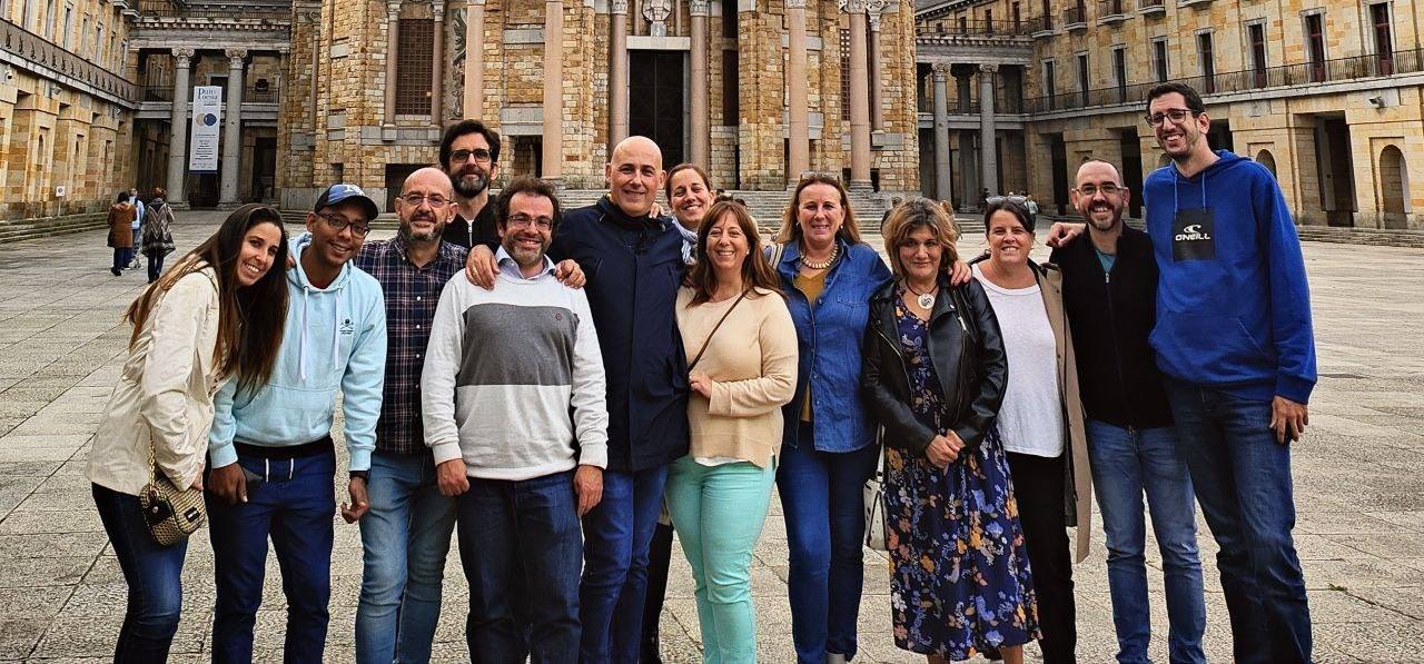 Francisco Rosillo -en el centro- con sus amigos de visita en la Laboral.