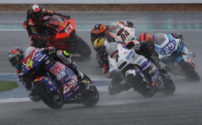 Un momento de la carrera en la que la lluvia tuvo protagonismo.