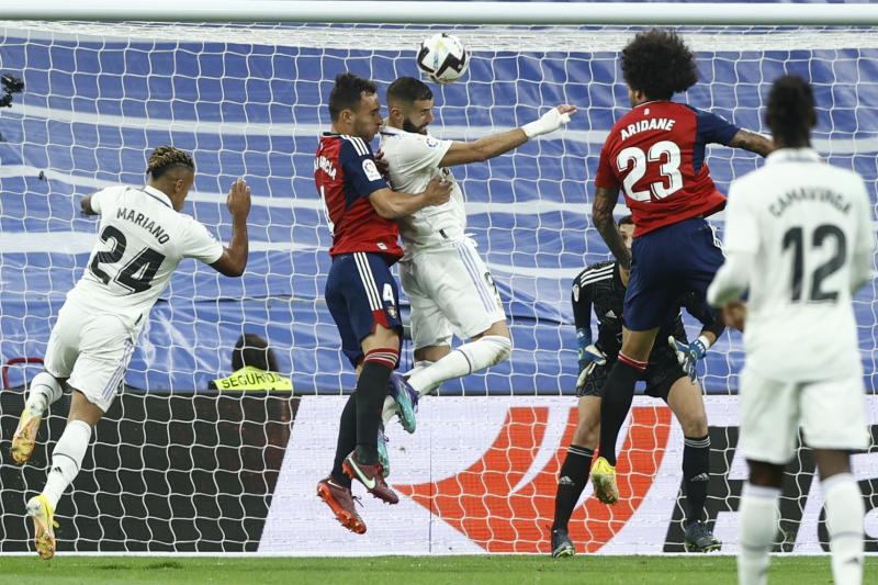 Karim Benzema remata de cabeza una acción a balón parado.