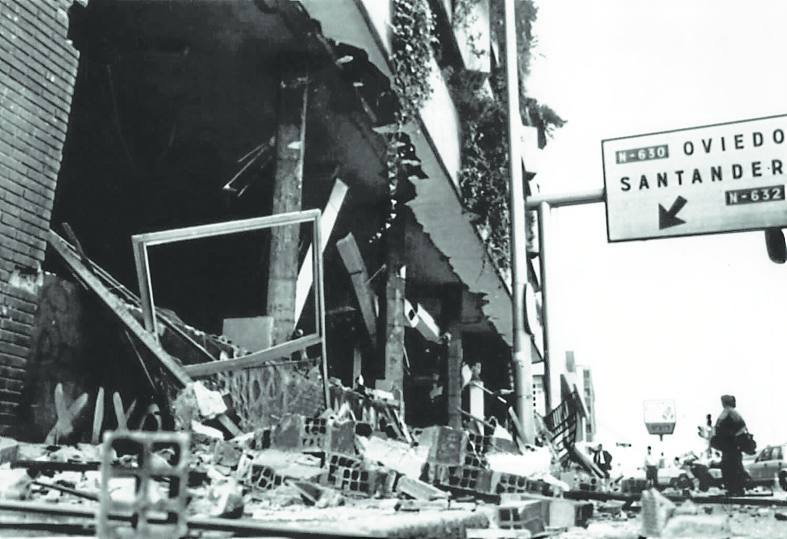 1990. Atentado de los GRAPO en la Dirección de Tráfico en Gijón, una de las ciudades donde la banda actuó con más frecuencia.