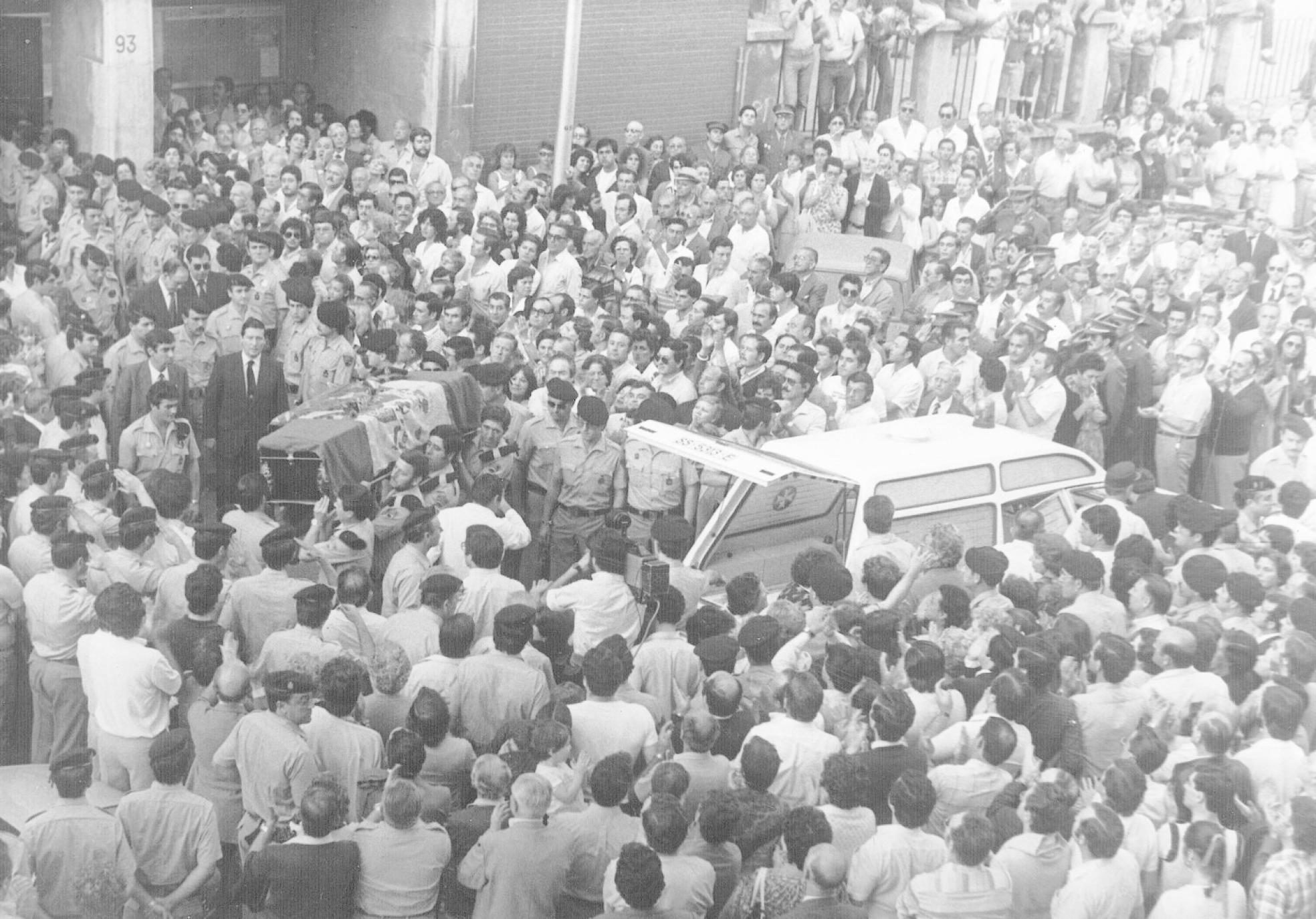 1982. El funeral del policía Juan Seronero Sacristán (gijonés, 35 años), asesinado a tiros en una emboscada de ETA junto a dos compañeros.